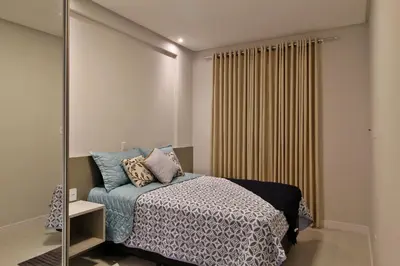 Uma cama ou camas num quarto em 1089 - Praia de Bombinhas novíssimo 02 dormitórios