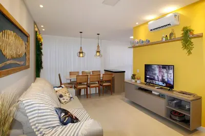 Uma televisão e/ou sistema de entretenimento em 1090 Finamente decorado 03 suítes na Praia de Bombinhas