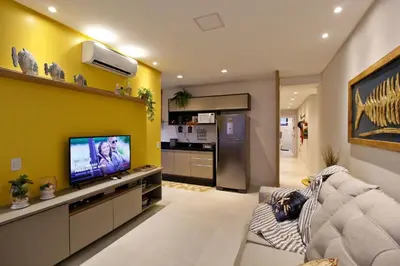 Uma televisão e/ou sistema de entretenimento em 1090 Finamente decorado 03 suítes na Praia de Bombinhas