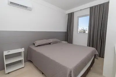Uma cama ou camas num quarto em 006A - Apto novo 2 quartos em condomínio de luxo em Bombas