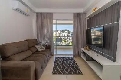Uma televisão e/ou sistema de entretenimento em 006A - Apto novo 2 quartos em condomínio de luxo em Bombas