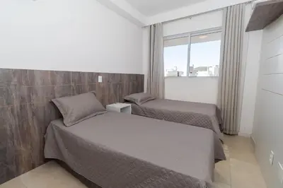 Uma cama ou camas num quarto em 006A - Apto novo 2 quartos em condomínio de luxo em Bombas