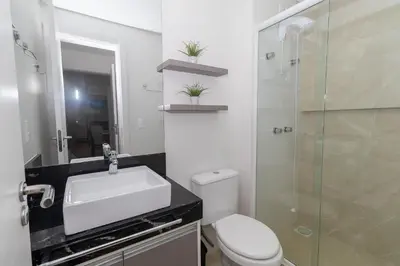 Uma casa de banho em 006A - Apto novo 2 quartos em condomínio de luxo em Bombas