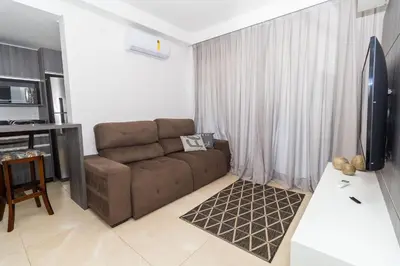 Uma televisão e/ou sistema de entretenimento em 006A - Apto novo 2 quartos em condomínio de luxo em Bombas