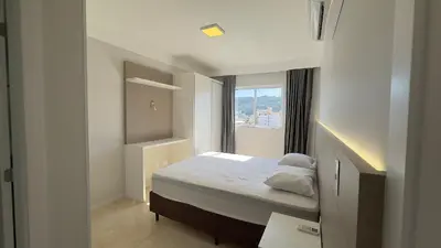 Uma cama ou camas num quarto em 006B - Apto novo 2 quartos em condomínio de luxo em Bombas