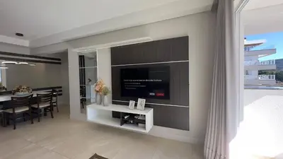 Uma televisão e/ou sistema de entretenimento em 006B - Apto novo 2 quartos em condomínio de luxo em Bombas