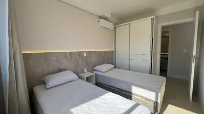 Uma cama ou camas num quarto em 006B - Apto novo 2 quartos em condomínio de luxo em Bombas