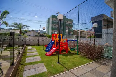 A área de jogos para crianças em 006B - Apto novo 2 quartos em condomínio de luxo em Bombas