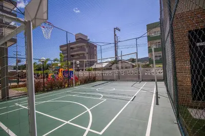 Comodidades para jogar ténis e squash em 006B - Apto novo 2 quartos em condomínio de luxo em Bombas ou nas proximidades