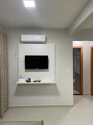 Uma televisão e/ou sistema de entretenimento em Residencial Helena Perequê Porto Belo SC