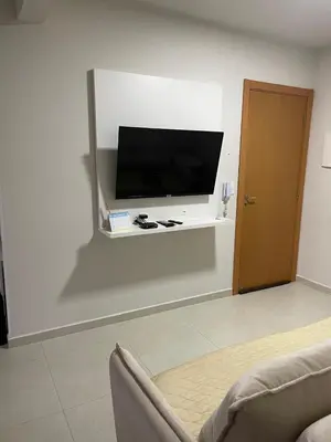 Uma televisão e/ou sistema de entretenimento em Residencial Helena Perequê Porto Belo SC