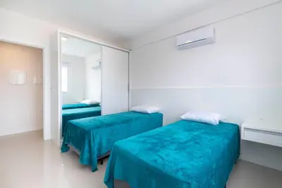 Uma cama ou camas num quarto em Aluguel Apartamento 2 quartos Bombas SC