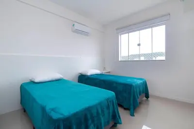 Uma cama ou camas num quarto em Aluguel Apartamento 2 quartos Bombas SC