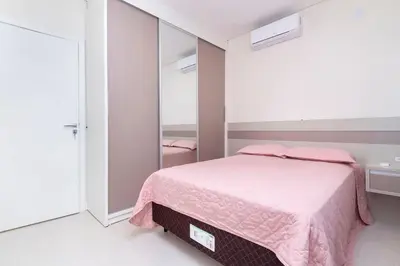 Uma cama ou camas num quarto em Aluguel Apartamento 2 quartos s 1 suíte Bombas SC