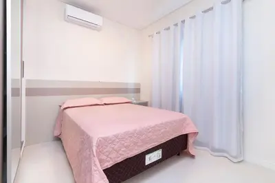 Uma cama ou camas num quarto em Aluguel Apartamento 2 quartos s 1 suíte Bombas SC