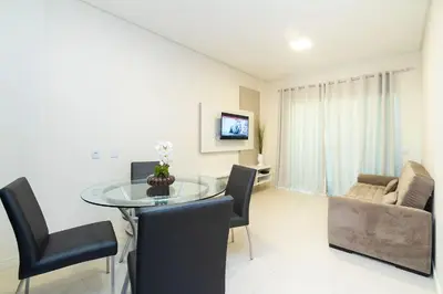 Uma televisão e/ou sistema de entretenimento em Aluguel Apartamento 2 quartos s 1 suíte Bombas SC