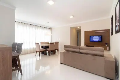 Uma televisão e/ou sistema de entretenimento em Aluguel Apartamento 2 quartos s 1 suíte Bombas SC