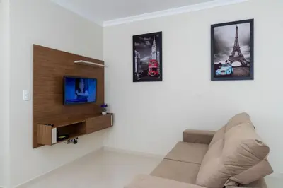 Uma televisão e/ou sistema de entretenimento em Aluguel Apartamento 2 quartos s 1 suíte Bombas SC