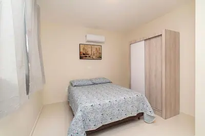 Uma cama ou camas num quarto em Aluguel Apartamento 2 quartos s 1 suíte Bombas SC