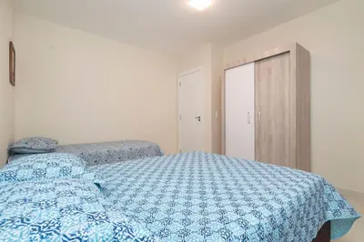 Uma cama ou camas num quarto em Aluguel Apartamento 2 quartos s 1 suíte Bombas SC