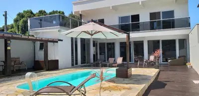 A planta de Casa com Piscina e Hidromassagem Montoski
