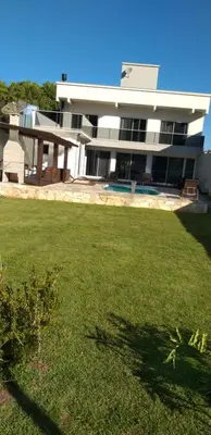 A planta de Casa com Piscina e Hidromassagem Montoski