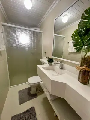 Uma casa de banho em Apto 3 dorm completo - 100m Praia - Meia Praia