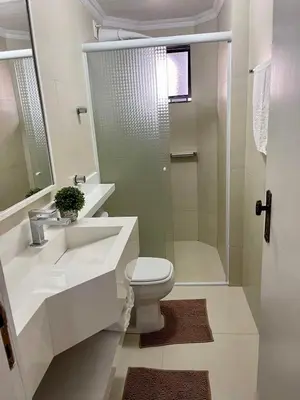Uma casa de banho em Apto 3 dorm completo - 100m Praia - Meia Praia