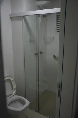Uma casa de banho em Belíssimo apto 2 suítes com vista para o mar