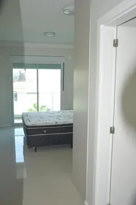 Uma cama ou camas num quarto em Belíssimo apto 2 suítes com vista para o mar