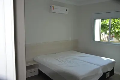 Uma cama ou camas num quarto em Belíssimo apto 2 suítes com vista para o mar