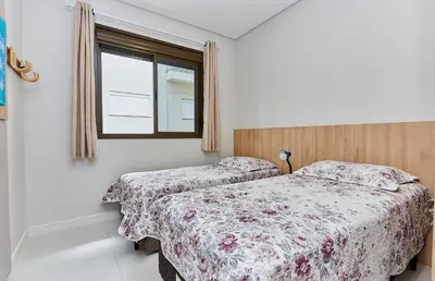 A planta de 1086 Apartamento novo com 02 vagas de garagem À 100 metros da praia do centro de Bombinhas