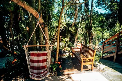 Um jardim no exterior de Pousada Praia de Bombinhas