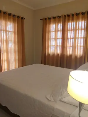Uma cama ou camas num quarto em Solar das Flores apto 03