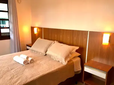 Uma cama ou camas num quarto em Solar das Flores apto 06