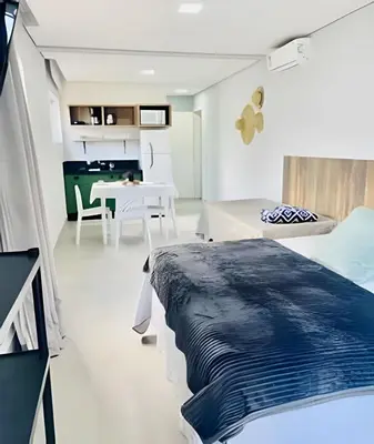Uma cama ou camas num quarto em Studio novo 200m da praia de Bombinhas