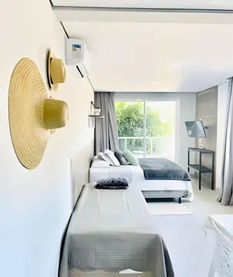 Uma cama ou camas num quarto em Studio novo 200m da praia de Bombinhas