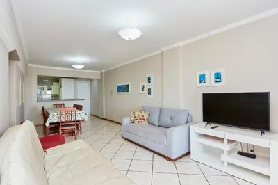 A planta de 187 Apartamento 50m da Praia. Bela vista ao mar. Em Avenida principal de Bombinhas.