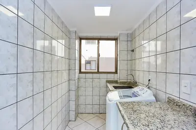 A planta de 187 Apartamento 50m da Praia. Bela vista ao mar. Em Avenida principal de Bombinhas.