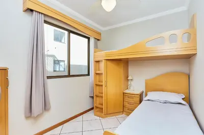 A planta de 187 Apartamento 50m da Praia. Bela vista ao mar. Em Avenida principal de Bombinhas.