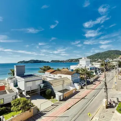 187 Apartamento 50m da Praia. Bela vista ao mar. Em Avenida principal de Bombinhas.