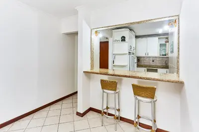 A planta de 1090 Apartamento com linda vista para o mar , de frente para Avenida de Bombinhas.