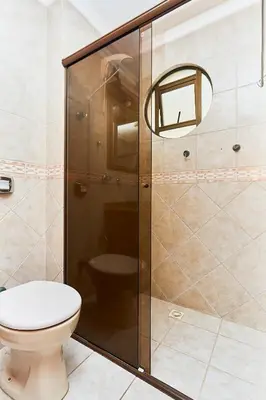 A planta de 1090 Apartamento com linda vista para o mar , de frente para Avenida de Bombinhas.