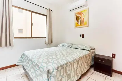 A planta de 1090 Apartamento com linda vista para o mar , de frente para Avenida de Bombinhas.