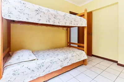 A planta de 1090 Apartamento com linda vista para o mar , de frente para Avenida de Bombinhas.