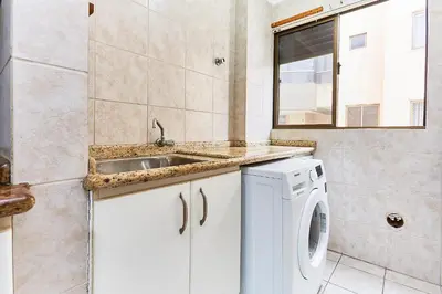 A planta de 1090 Apartamento com linda vista para o mar , de frente para Avenida de Bombinhas.