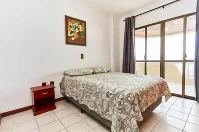 A planta de 1090 Apartamento com linda vista para o mar , de frente para Avenida de Bombinhas.