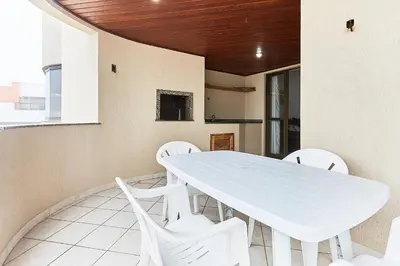 A planta de 1090 Apartamento com linda vista para o mar , de frente para Avenida de Bombinhas.