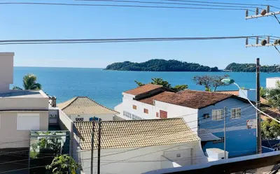 A planta de 1090 Apartamento com linda vista para o mar , de frente para Avenida de Bombinhas.