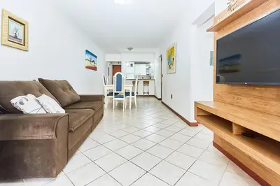 A planta de 1090 Apartamento com linda vista para o mar , de frente para Avenida de Bombinhas.